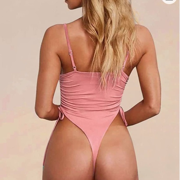 ⭐️ High cut One Piece Swimsuit 🩱 - Picture 3 of 5